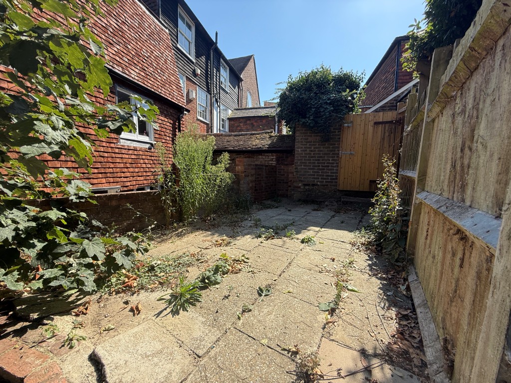 Lot: 101 - VACANT SHOP AND SELF-CONTAINED FLAT IN TOWN CENTRE - Courtyard garden